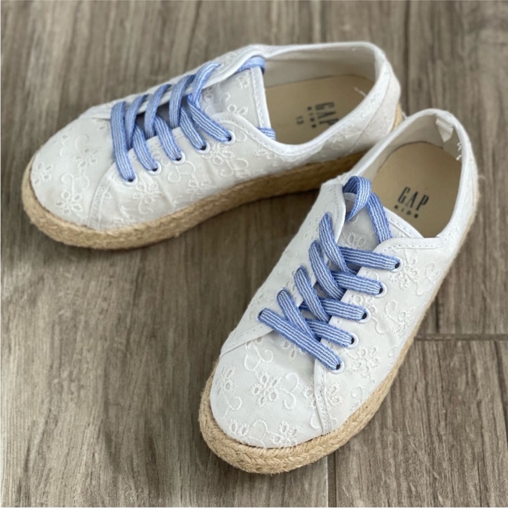GAP Sneakers with Blue Laces
